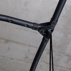Hanging point and fastening system at the top of the Arcada stand