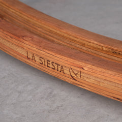 LA SIESTA logo engraved on the Maera eucalyptus wood stand