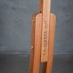 LA SIESTA logo engraved on the Udine eucalyptus stand post
